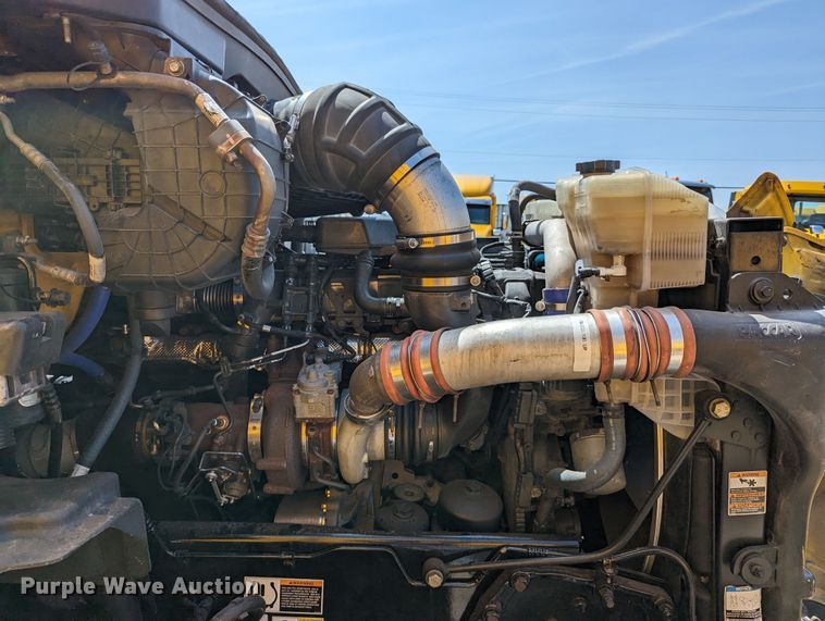 image for item MN9972 2019 Kenworth T680  semi truck