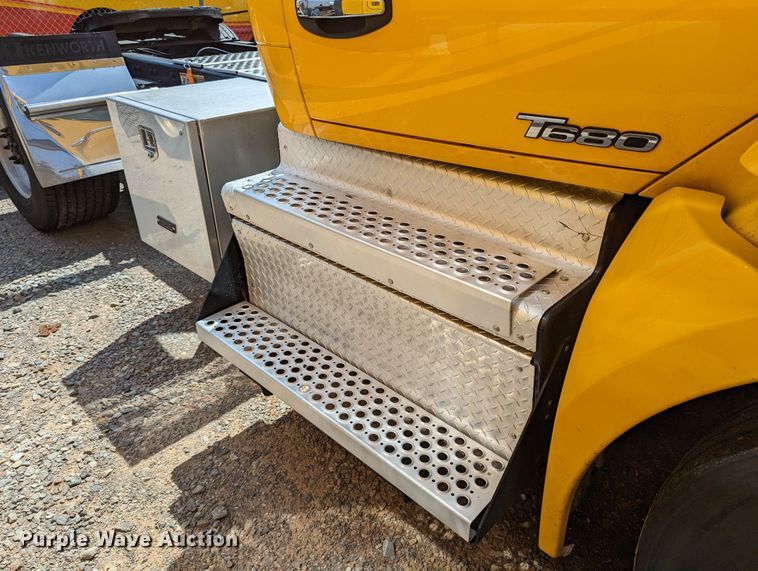 image for item MN9972 2019 Kenworth T680  semi truck