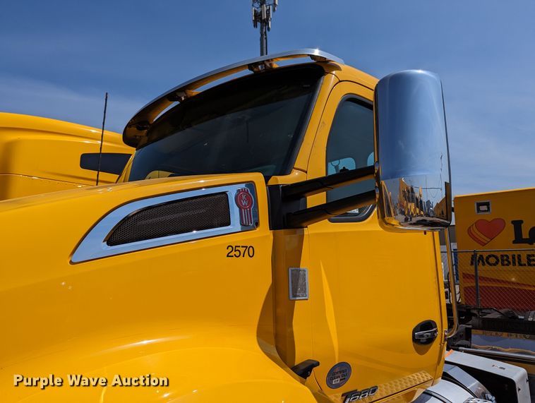 image for item MN9972 2019 Kenworth T680  semi truck