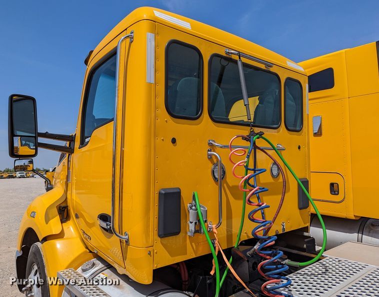 image for item MN9972 2019 Kenworth T680  semi truck
