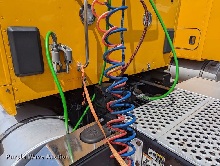 image for item MN9972 2019 Kenworth T680  semi truck