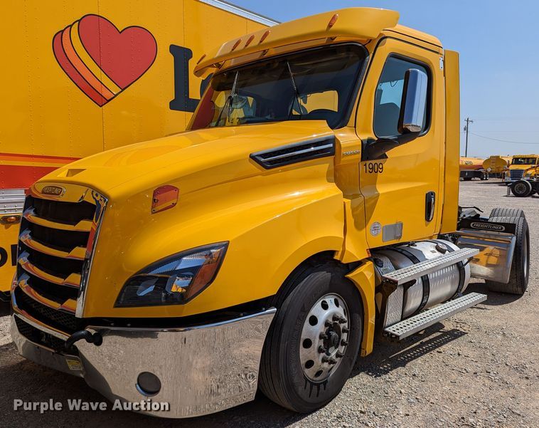 image for item MN9973 2020 Freightliner Cascadia 126  semi truck