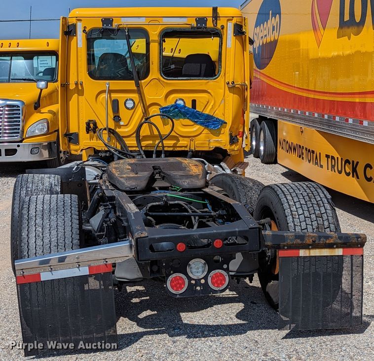 image for item MN9973 2020 Freightliner Cascadia 126  semi truck