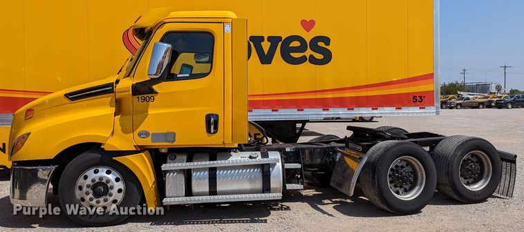 image for item MN9973 2020 Freightliner Cascadia 126  semi truck