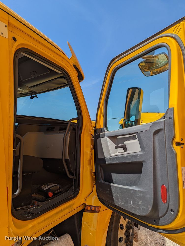 image for item MN9973 2020 Freightliner Cascadia 126  semi truck