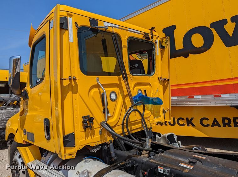 image for item MN9973 2020 Freightliner Cascadia 126  semi truck