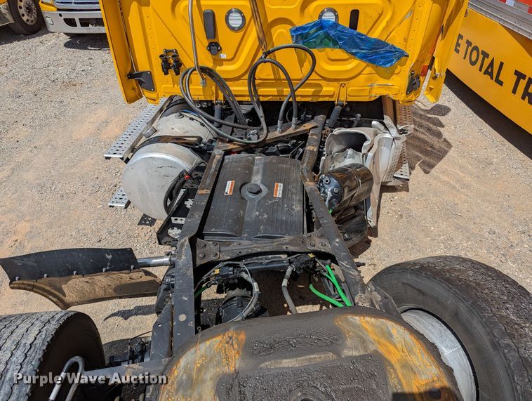 image for item MN9973 2020 Freightliner Cascadia 126  semi truck