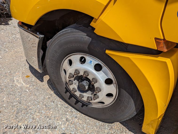 image for item MN9973 2020 Freightliner Cascadia 126  semi truck