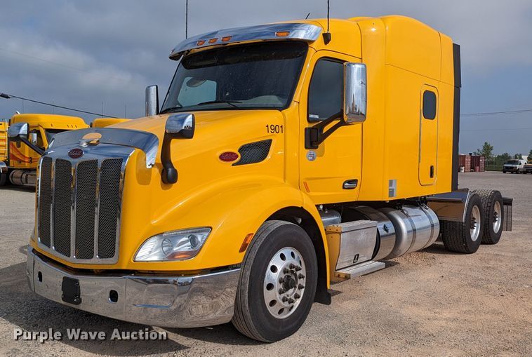 image for item MN9974 2019 Peterbilt 579  semi truck