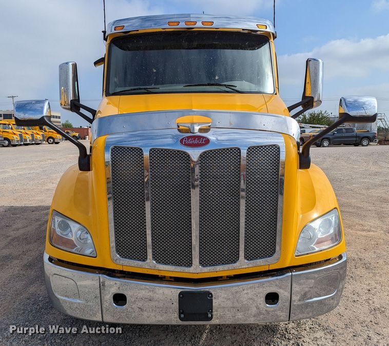 image for item MN9974 2019 Peterbilt 579  semi truck