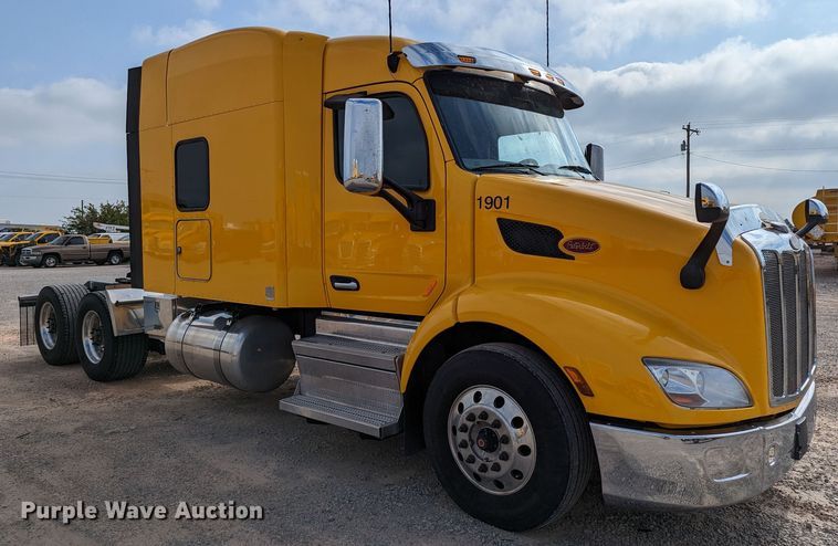 image for item MN9974 2019 Peterbilt 579  semi truck