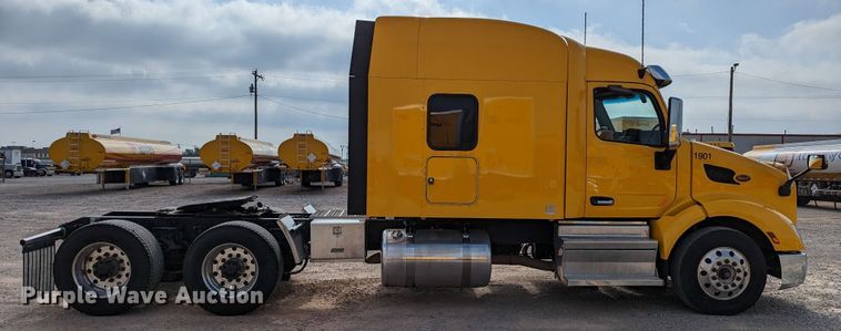 image for item MN9974 2019 Peterbilt 579  semi truck