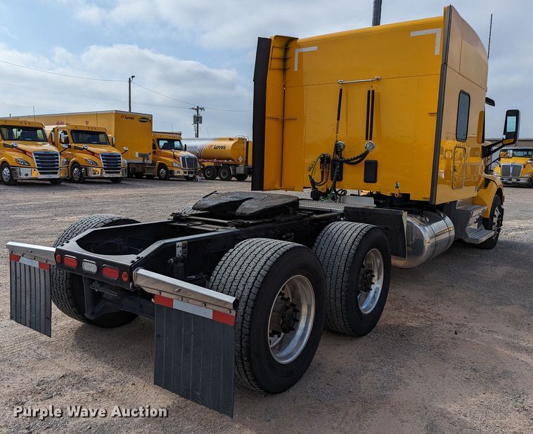 image for item MN9974 2019 Peterbilt 579  semi truck