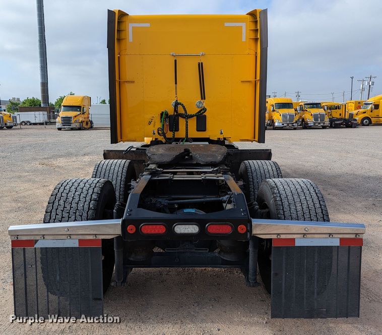 image for item MN9974 2019 Peterbilt 579  semi truck