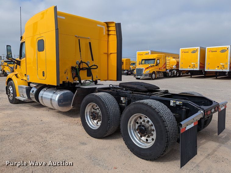 image for item MN9974 2019 Peterbilt 579  semi truck