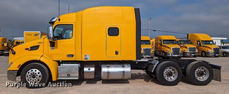 image for item MN9974 2019 Peterbilt 579  semi truck