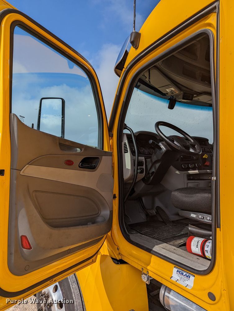 image for item MN9974 2019 Peterbilt 579  semi truck