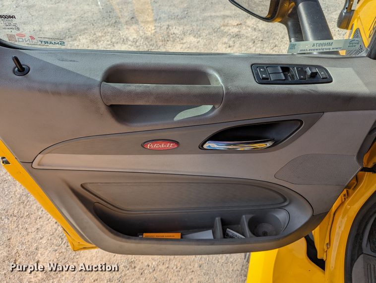 image for item MN9974 2019 Peterbilt 579  semi truck