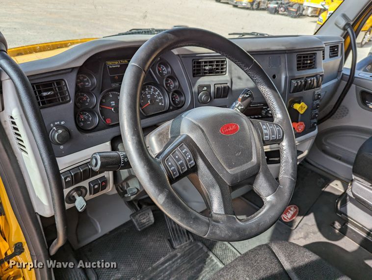 image for item MN9974 2019 Peterbilt 579  semi truck
