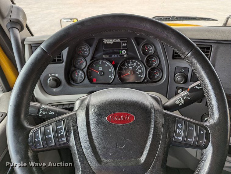 image for item MN9974 2019 Peterbilt 579  semi truck