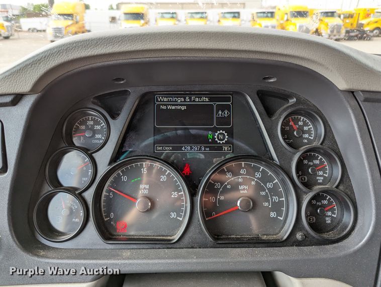 image for item MN9974 2019 Peterbilt 579  semi truck