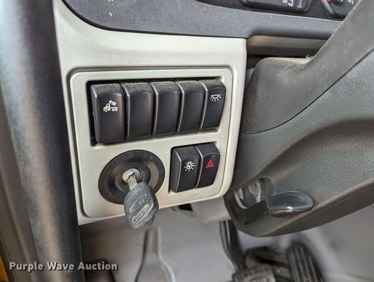 image for item MN9974 2019 Peterbilt 579  semi truck