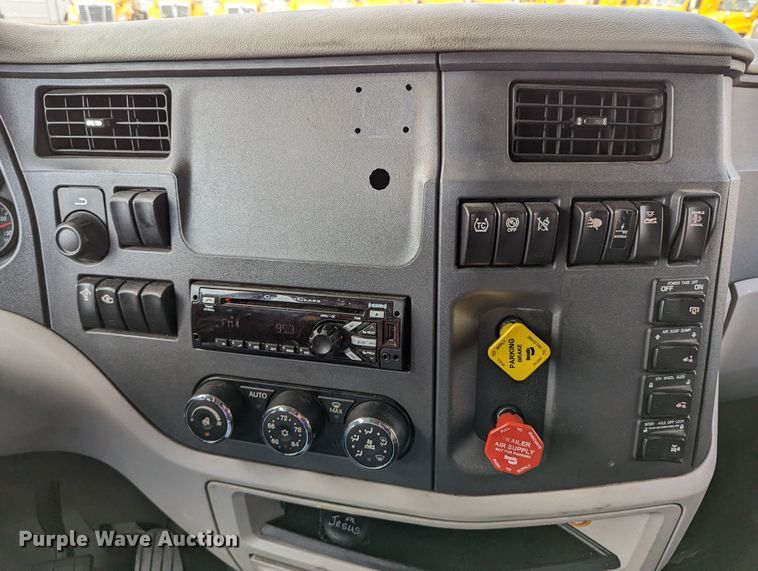 image for item MN9974 2019 Peterbilt 579  semi truck