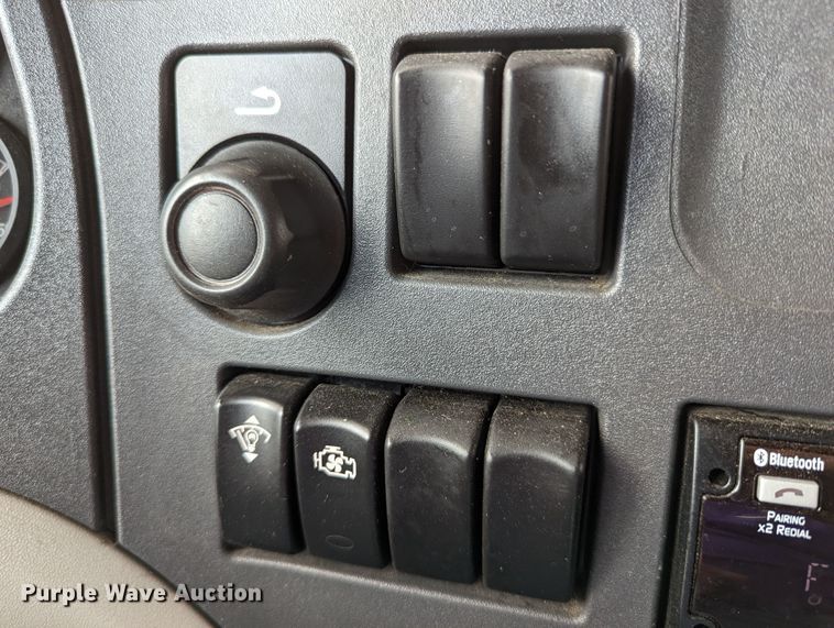 image for item MN9974 2019 Peterbilt 579  semi truck