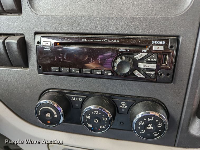 image for item MN9974 2019 Peterbilt 579  semi truck