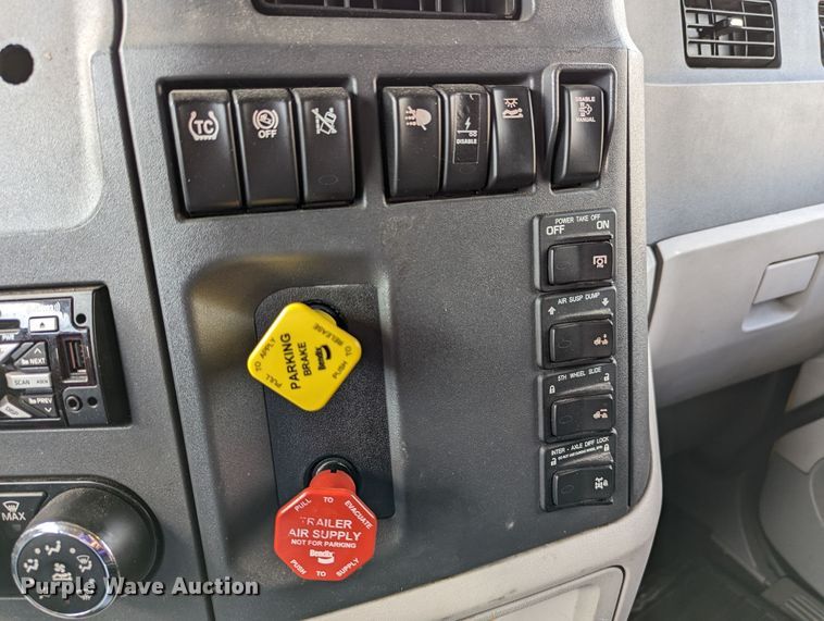 image for item MN9974 2019 Peterbilt 579  semi truck