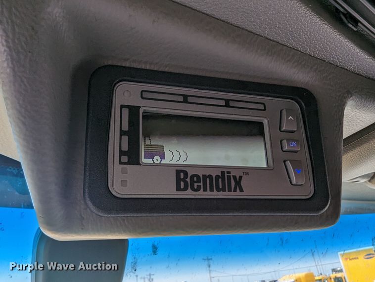 image for item MN9974 2019 Peterbilt 579  semi truck