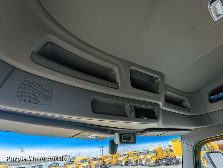 image for item MN9974 2019 Peterbilt 579  semi truck