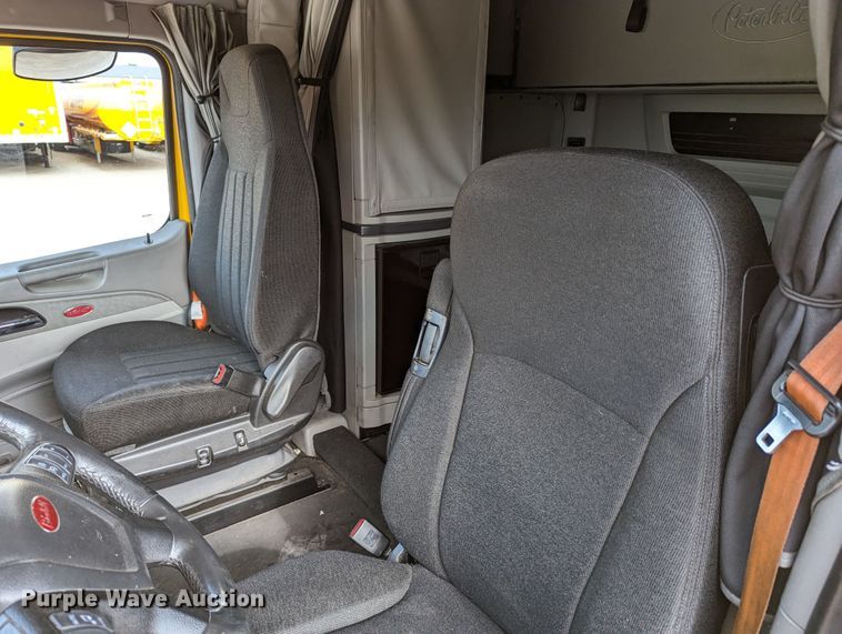 image for item MN9974 2019 Peterbilt 579  semi truck