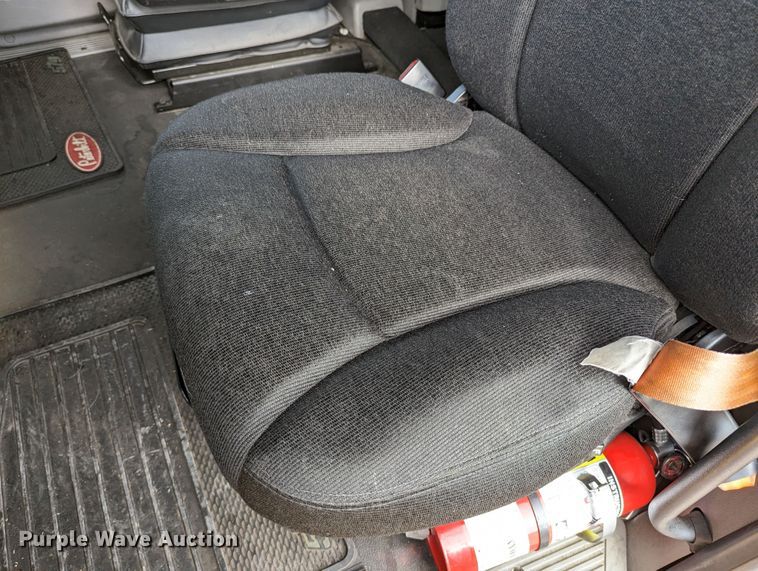 image for item MN9974 2019 Peterbilt 579  semi truck