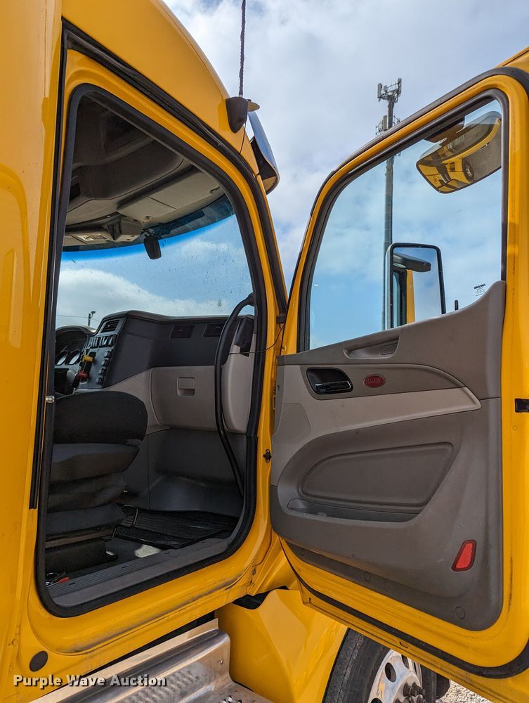 image for item MN9974 2019 Peterbilt 579  semi truck