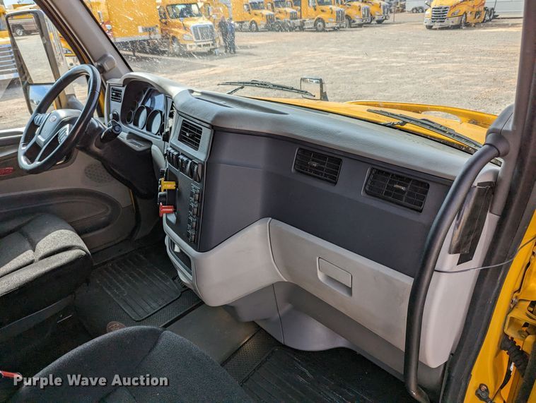image for item MN9974 2019 Peterbilt 579  semi truck