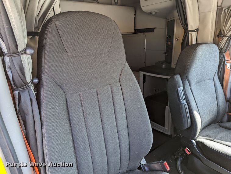 image for item MN9974 2019 Peterbilt 579  semi truck