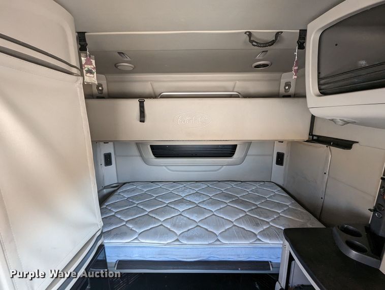 image for item MN9974 2019 Peterbilt 579  semi truck