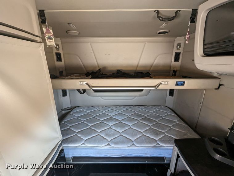 image for item MN9974 2019 Peterbilt 579  semi truck