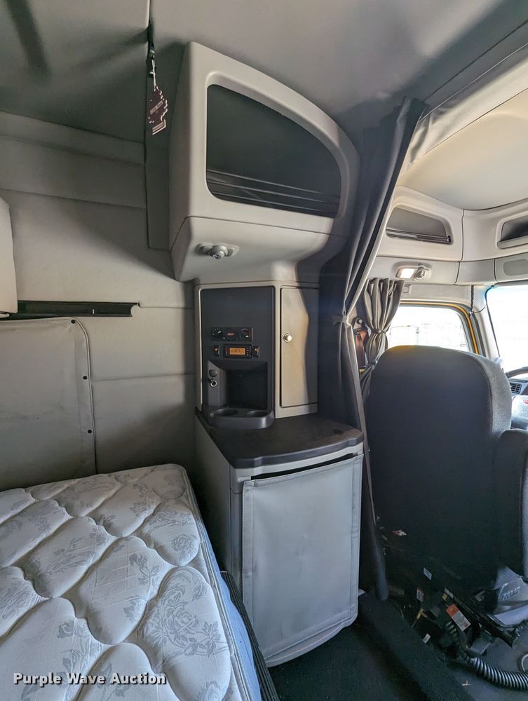 image for item MN9974 2019 Peterbilt 579  semi truck