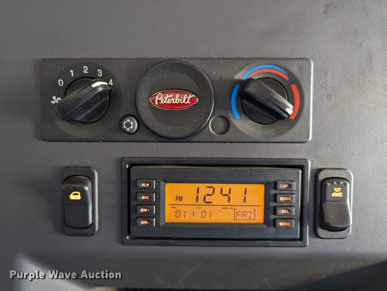 image for item MN9974 2019 Peterbilt 579  semi truck