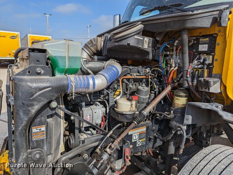 image for item MN9974 2019 Peterbilt 579  semi truck