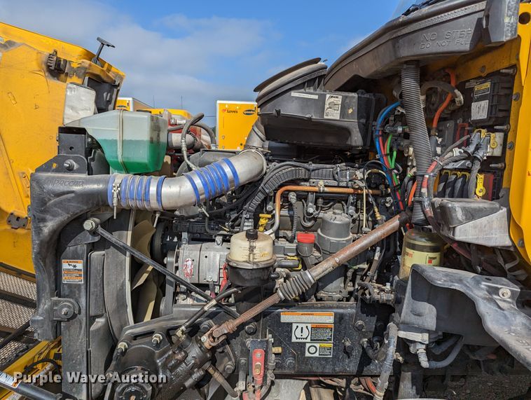 image for item MN9974 2019 Peterbilt 579  semi truck