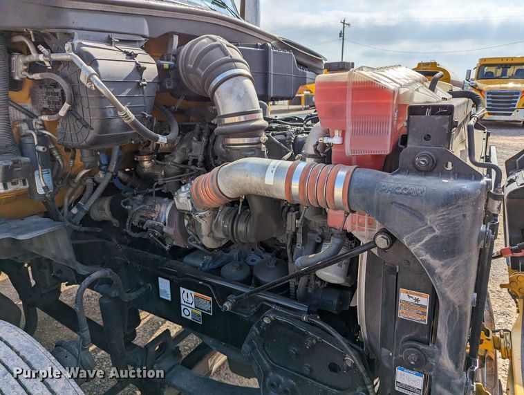 image for item MN9974 2019 Peterbilt 579  semi truck