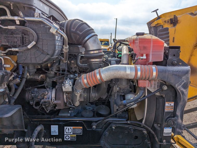 image for item MN9974 2019 Peterbilt 579  semi truck