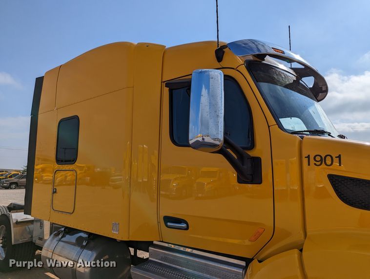 image for item MN9974 2019 Peterbilt 579  semi truck