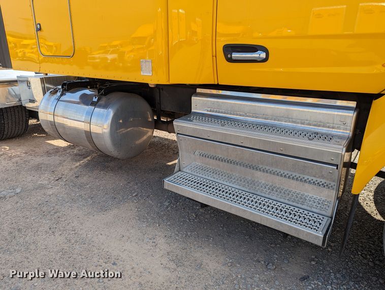 image for item MN9974 2019 Peterbilt 579  semi truck