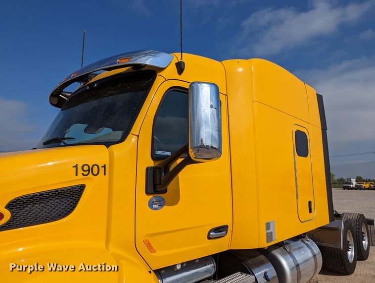 image for item MN9974 2019 Peterbilt 579  semi truck