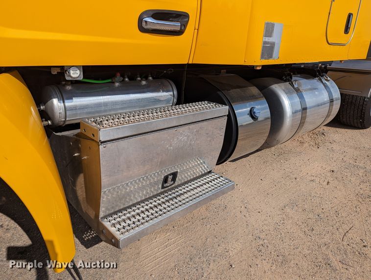 image for item MN9974 2019 Peterbilt 579  semi truck