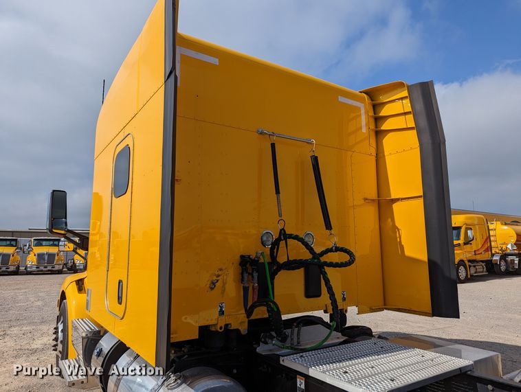image for item MN9974 2019 Peterbilt 579  semi truck